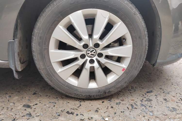 Used Volkswagen Lavida 2013 Restyled Classic 1.6L Manual Comfort Edition Right Front Wheel Hub