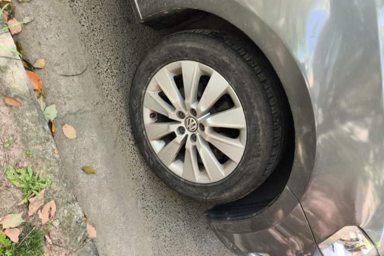 Used Volkswagen Lavida 2013 Restyled Classic 1.6L Manual Comfort Edition Right Front Wheel Hub