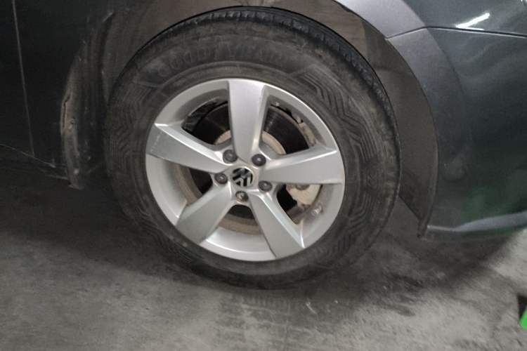 Used Volkswagen Lavida 2013 Revised Classic 1.6L Automatic Fashion Edition Right Front Wheel Hub