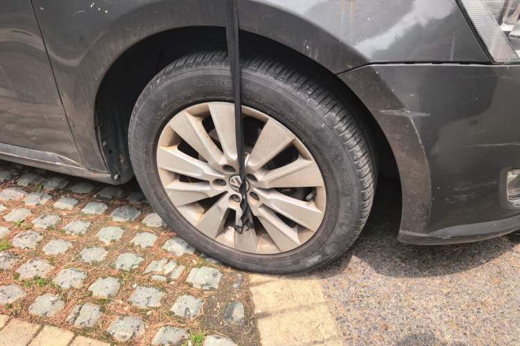 Used Volkswagen Lavida 2013 Restyled Classic 1.6L Automatic Comfort Edition Right Front Wheel Hub