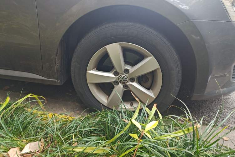Used Volkswagen Lavida 2013 Revised Classic 1.6L Manual Fashion Edition Right Front Wheel Hub