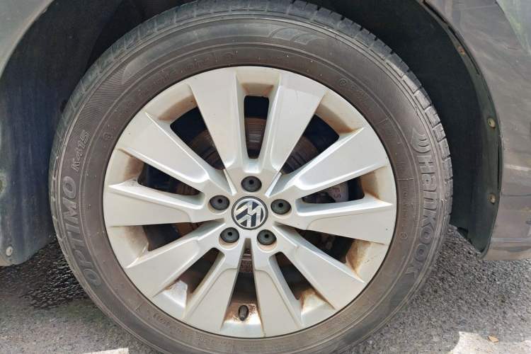 Used Volkswagen Lavida 2013 Restyled Classic 1.6L Manual Comfort Edition Right Front Wheel Hub