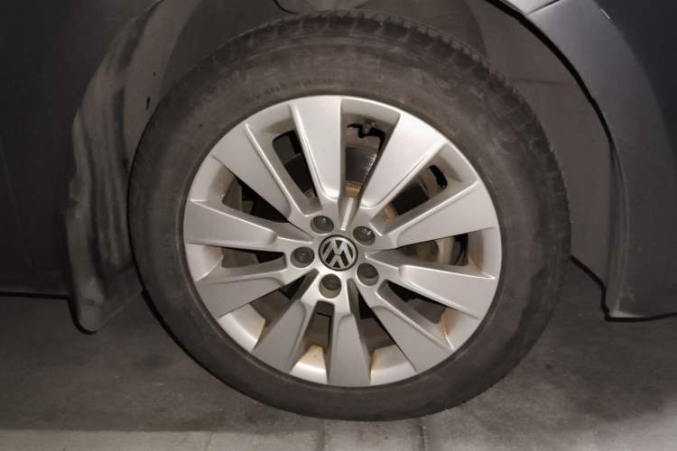 Used Volkswagen Lavida 2013 Restyled Classic 1.6L Automatic Comfort Edition Right Front Wheel Hub