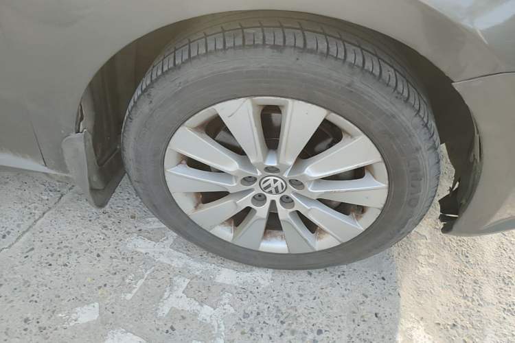Used Volkswagen Lavida 2013 Revised Version 1.4 TSI DSG Comfort Edition Right Front Wheel Hub