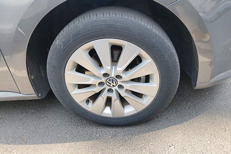 Used Volkswagen Lavida 2013 Restyled Classic 1.6L Automatic Comfort Edition Right Front Wheel Hub