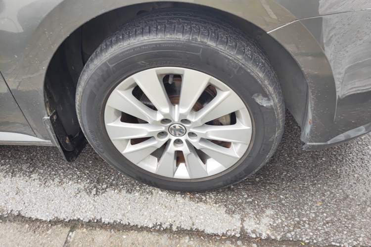 Used Volkswagen Lavida 2013 Restyled Classic 1.6L Automatic Comfort Edition Right Front Wheel Hub
