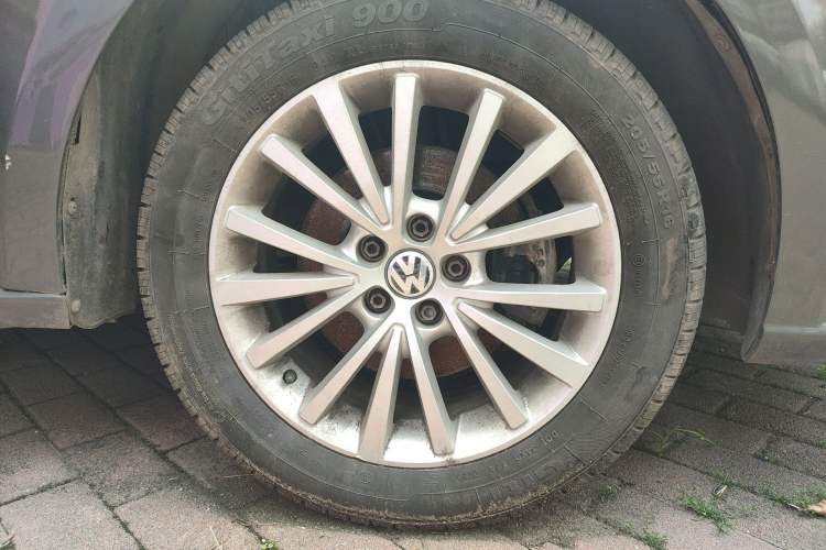 Used Volkswagen Lavida 2013 Revised Version 1.6L Automatic Luxury Edition Right Front Wheel Hub