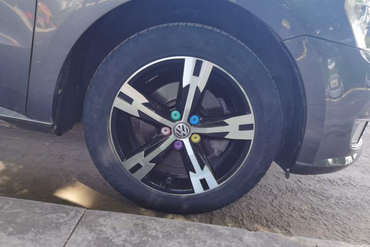 Used Volkswagen Lavida 2013 Restyled Classic 1.6L Automatic Comfort Edition Right Front Wheel Hub