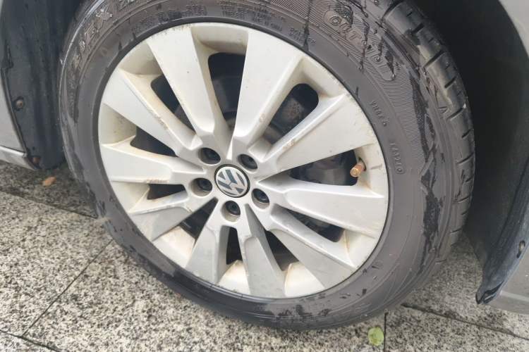 Used Volkswagen Lavida 2013 1.4TSI DSG Comfort Edition Right Front Wheel Hub