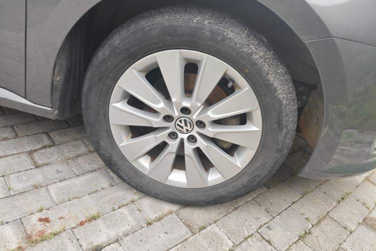 Used Volkswagen Lavida 2013 1.6L Manual Comfort Edition Right Front Wheel Hub