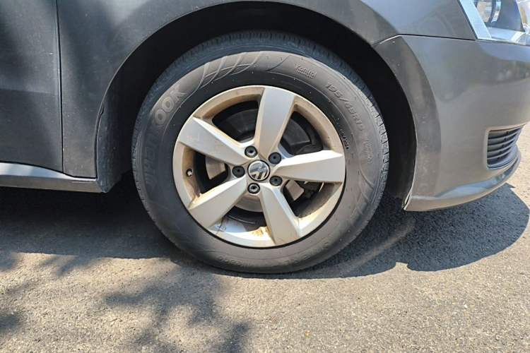 Used Volkswagen Lavida 2013 Revised Classic 1.6L Automatic Fashion Edition Right Front Wheel Hub