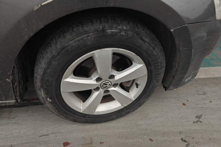 Used Volkswagen Lavida 2013 Revised Classic 1.6L Automatic Fashion Edition Right Front Wheel Hub
