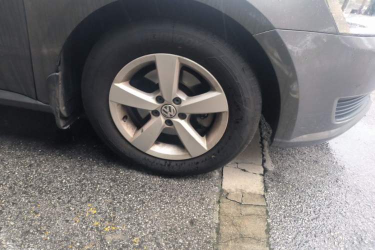 Used Volkswagen Lavida 2013 Revised Classic 1.6L Automatic Fashion Edition Right Front Wheel Hub