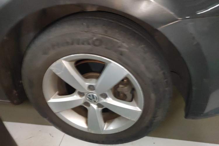 Used Volkswagen Lavida 2013 Revised Classic 1.6L Automatic Fashion Edition Right Front Wheel Hub