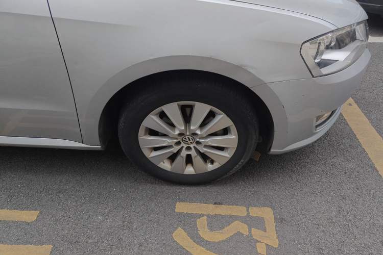 Used Volkswagen Lavida 2013 Restyled Classic 1.6L Manual Comfort Edition Right Front Wheel Hub