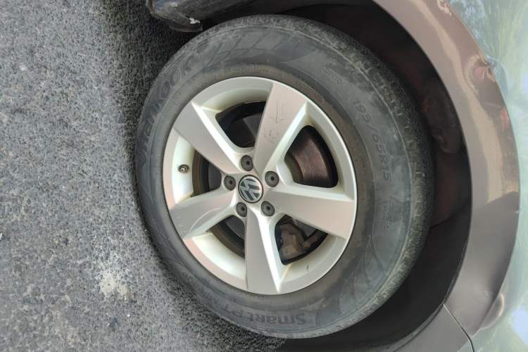 Used Volkswagen Lavida 2013 1.6L Manual Fashion Edition Right Front Wheel Hub