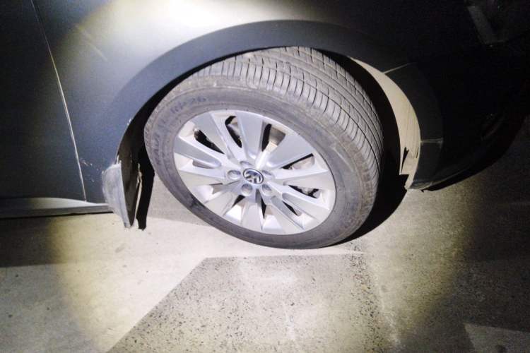 Used Volkswagen Lavida 2013 1.6L Manual Comfort Edition Right Front Wheel Hub