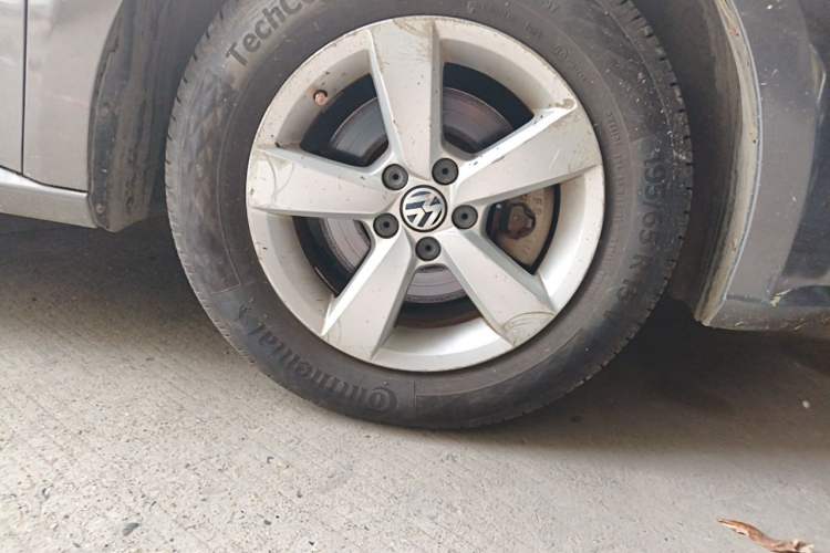 Used Volkswagen Lavida 2013 Revised Classic 1.6L Automatic Fashion Edition Right Front Wheel Hub