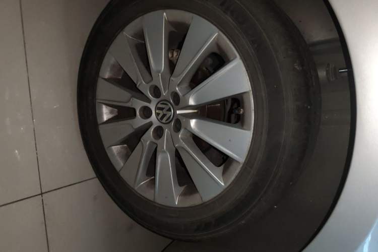 Used Volkswagen Lavida 2013 Revised Version 1.4 TSI DSG Comfort Edition Right Front Wheel Hub