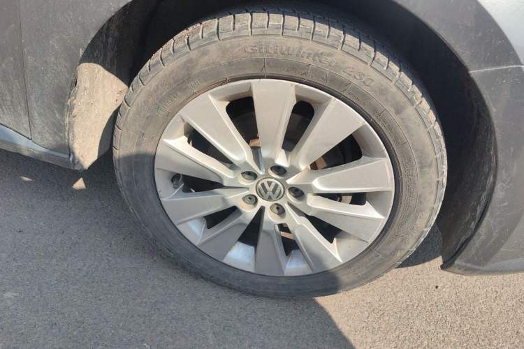 Used Volkswagen Lavida 2013 1.6L Automatic Comfort Edition Right Front Wheel Hub