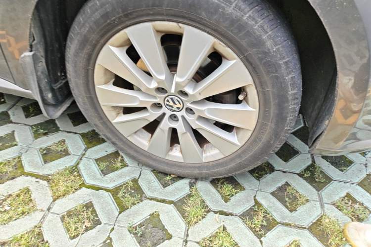 Used Volkswagen Lavida 2013 1.6L Manual Comfort Edition Right Front Wheel Hub