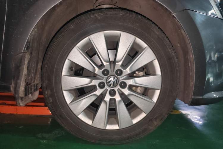 Used Volkswagen Lavida 2013 Restyled Classic 1.6L Automatic Comfort Edition Right Front Wheel Hub