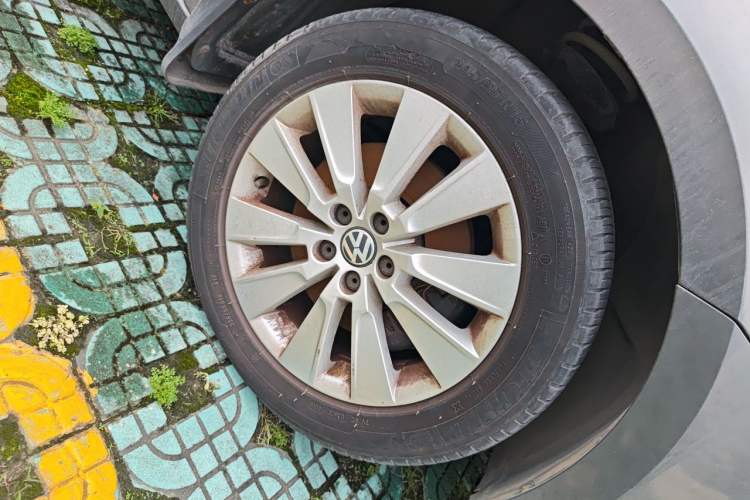 Used Volkswagen Lavida 2013 Revised Version 1.4 TSI DSG Comfort Edition Right Front Wheel Hub
