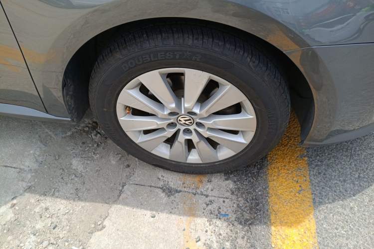 Used Volkswagen Lavida 2013 Restyled Classic 1.6L Manual Comfort Edition Right Front Wheel Hub