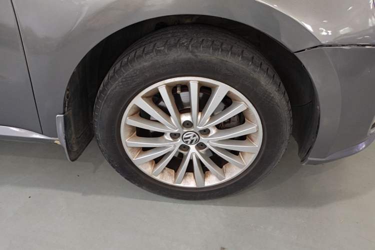 Used Volkswagen Lavida 2013 Revised Version 1.4 TSI DSG Luxury Edition Right Front Wheel Hub