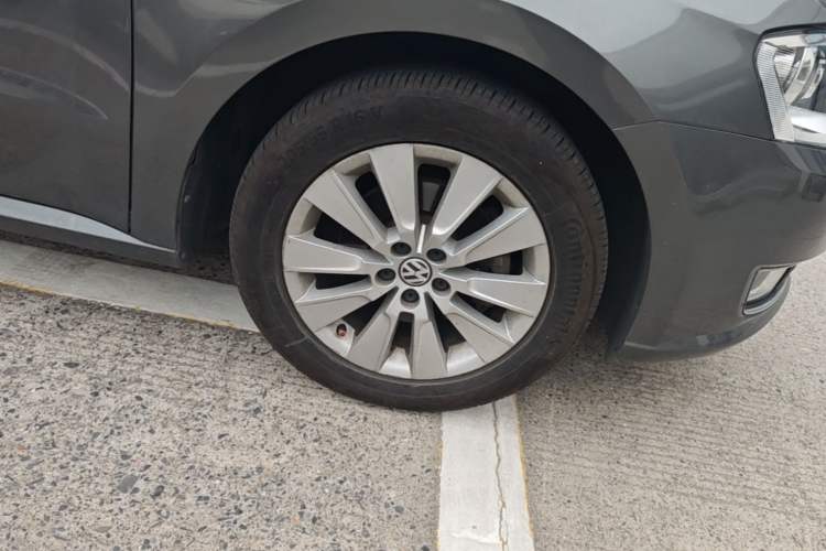 Used Volkswagen Lavida 2013 1.4TSI DSG Comfort Edition Right Front Wheel Hub