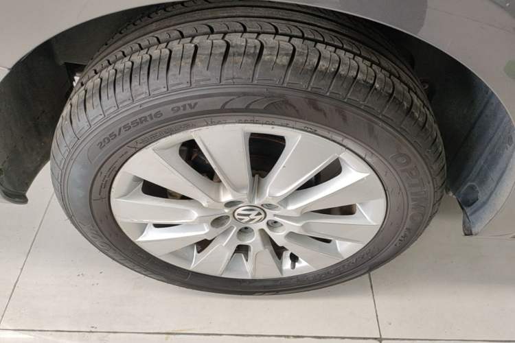 Used Volkswagen Lavida 2013 Restyled Classic 1.6L Automatic Comfort Edition Right Rear Wheel Hub