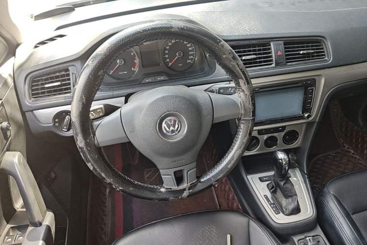 Used Volkswagen Lavida 2013 Revised Classic 1.6L Automatic Fashion Edition Steering Wheel