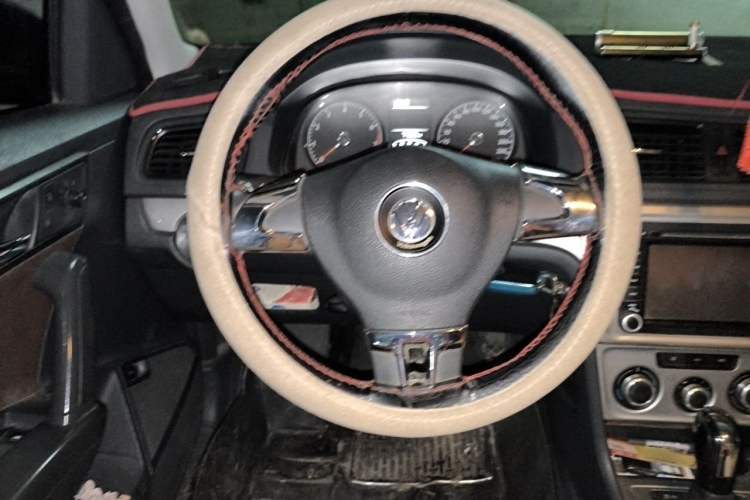 Used Volkswagen Lavida 2013 Revised Classic 1.6L Automatic Fashion Edition Steering Wheel