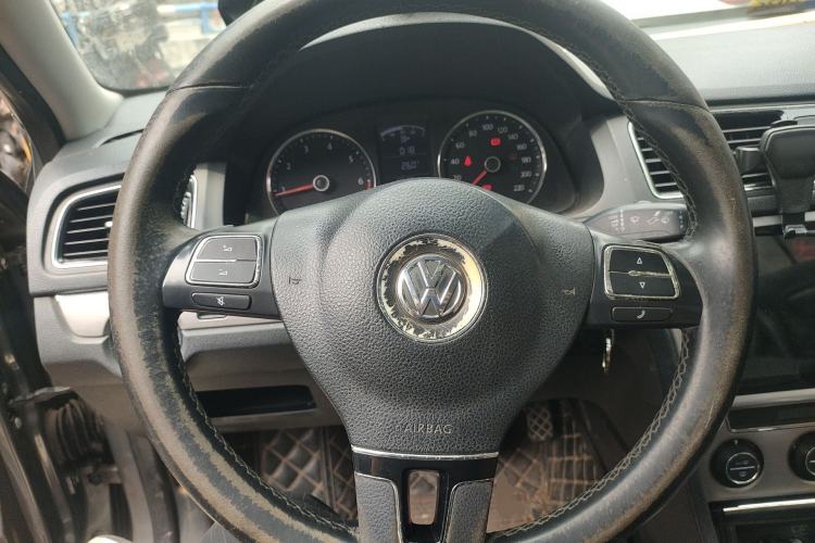 Used Volkswagen Lavida 2013 Revised Version 1.6L Automatic Luxury Edition Steering Wheel