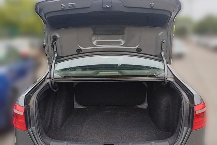 Used Volkswagen Lavida 2013 1.6L Automatic Fashion Edition Trunk