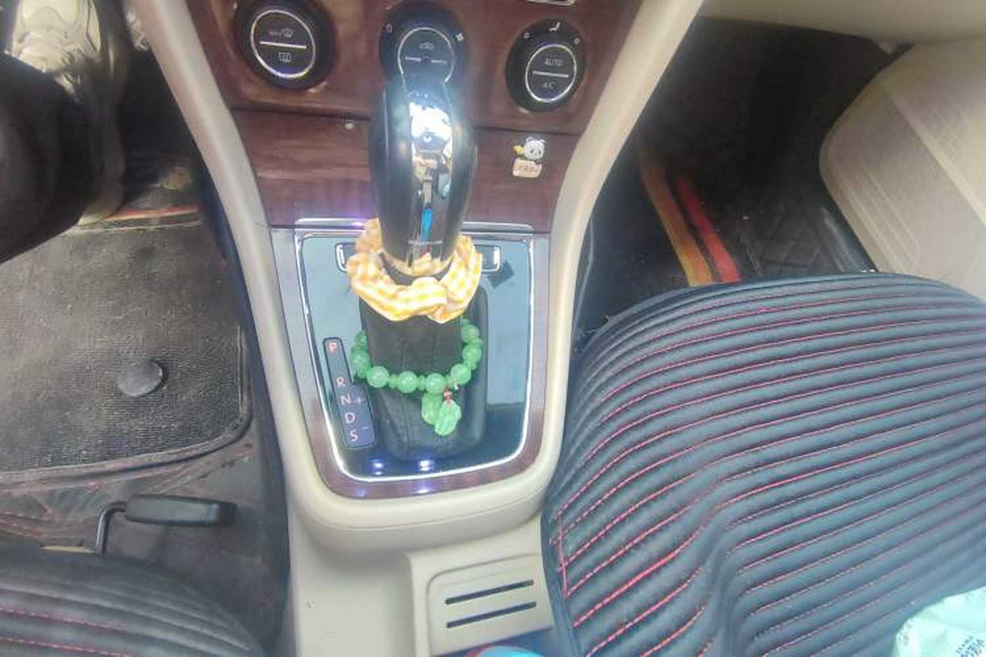 Used Volkswagen Lavida 2013 Revised Classic 1.6L Automatic Fashion Edition Gear Lever