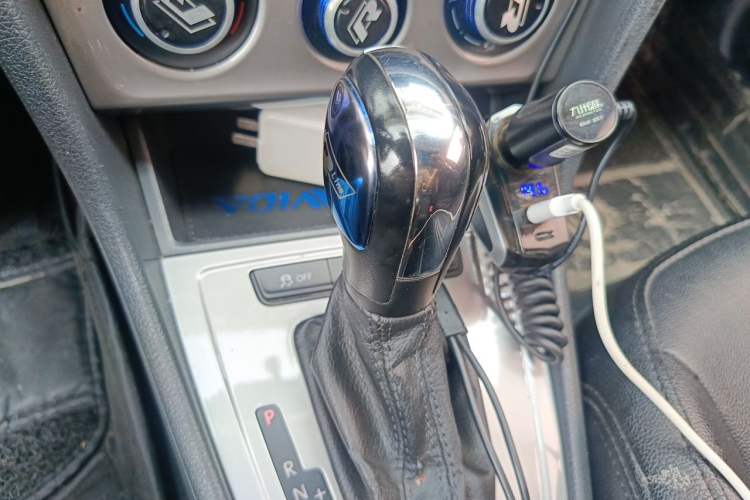 Used Volkswagen Lavida 2013 1.6L Automatic Fashion Edition Gear Lever