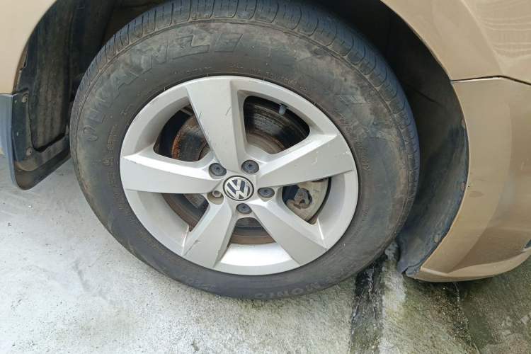 Used Volkswagen Lavida 2013 1.6L Automatic Fashion Edition Right Front Wheel Hub