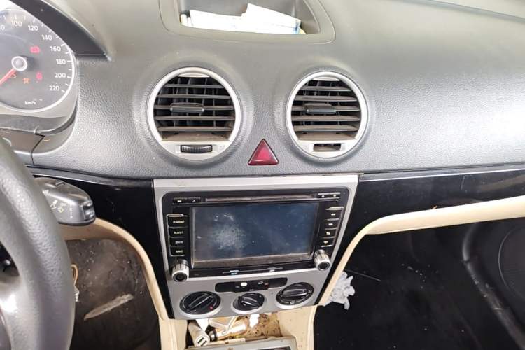 Used Volkswagen Lavida 2013 Classic 1.6L Manual Fashion Edition Audio And AC Panel
