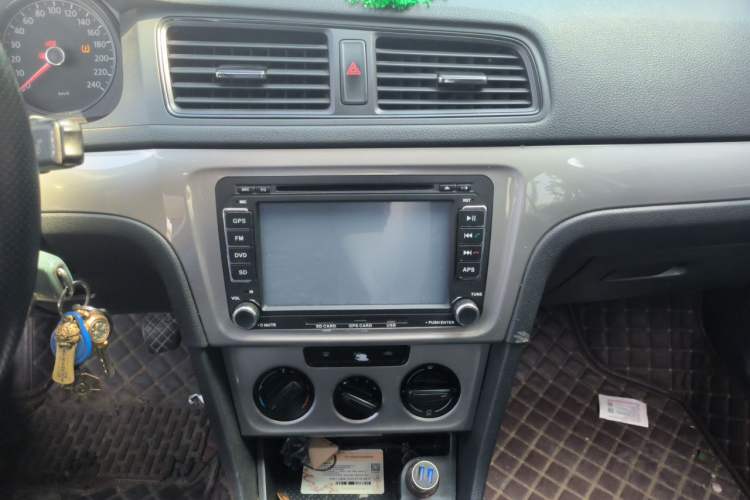 Used Volkswagen Lavida 2013 Revised Classic 1.6L Manual Fashion Edition Audio And AC Panel