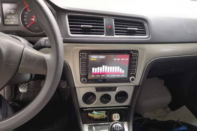Used Volkswagen Lavida 2013 Restyled Classic 1.6L Manual Comfort Edition Audio And AC Panel