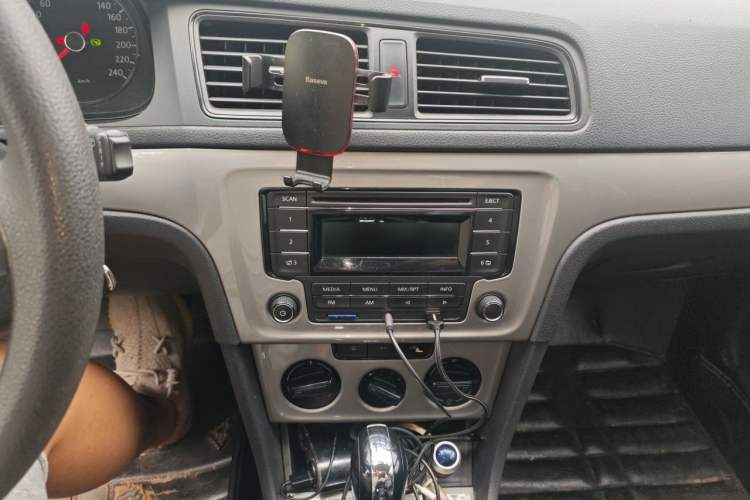 Used Volkswagen Lavida 2013 Revised Classic 1.6L Automatic Fashion Edition Audio And AC Panel