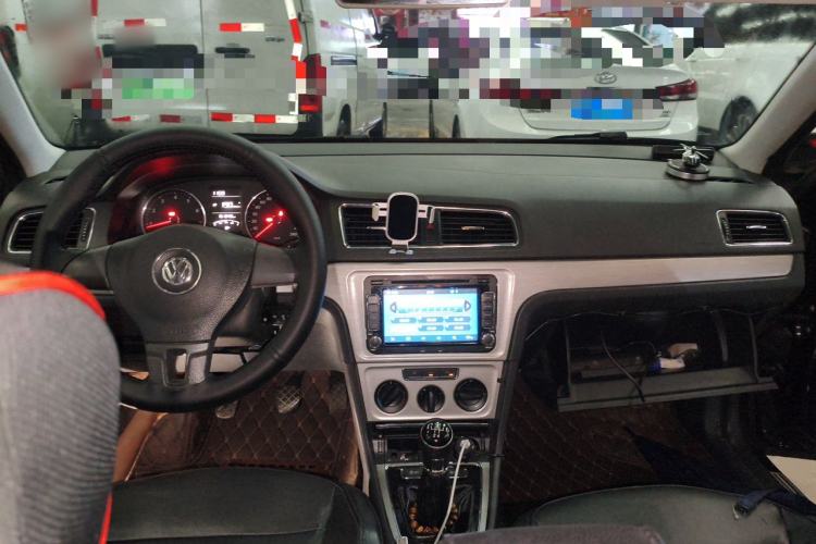 Used Volkswagen Lavida 2013 Restyled Classic 1.6L Manual Comfort Edition Center Console