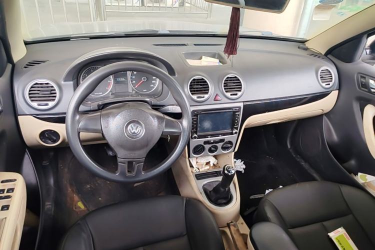 Used Volkswagen Lavida 2013 Classic 1.6L Manual Fashion Edition Center Console