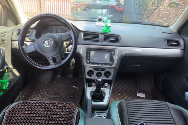 Used Volkswagen Lavida 2013 Revised Classic 1.6L Manual Fashion Edition Center Console