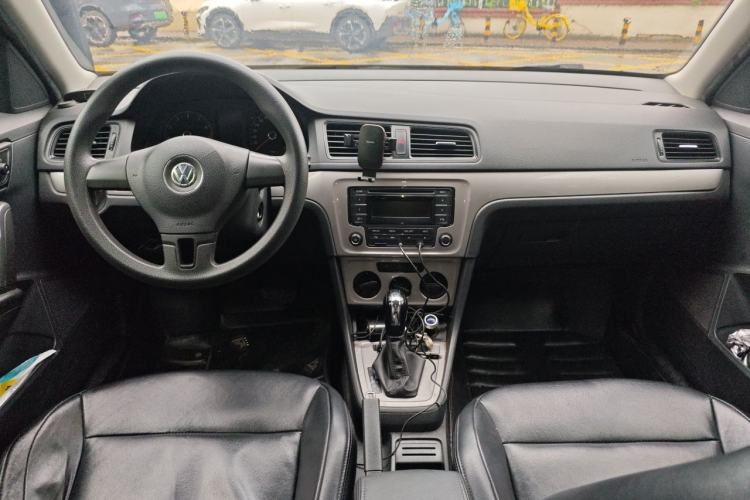 Used Volkswagen Lavida 2013 Revised Classic 1.6L Automatic Fashion Edition Center Console