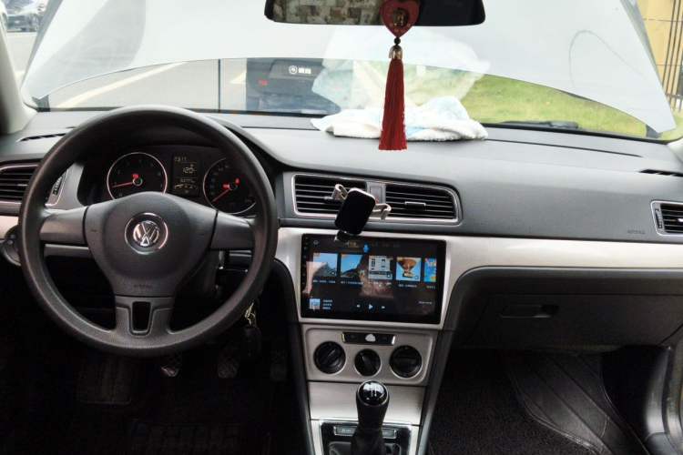 Used Volkswagen Lavida 2013 1.6L Manual Comfort Edition Center Console