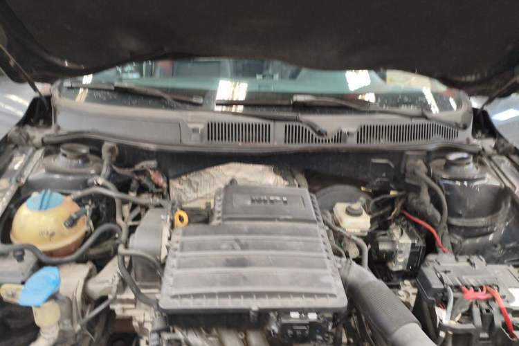 Used Volkswagen Lavida 2013 Restyled Classic 1.6L Manual Comfort Edition Engine Bay Right