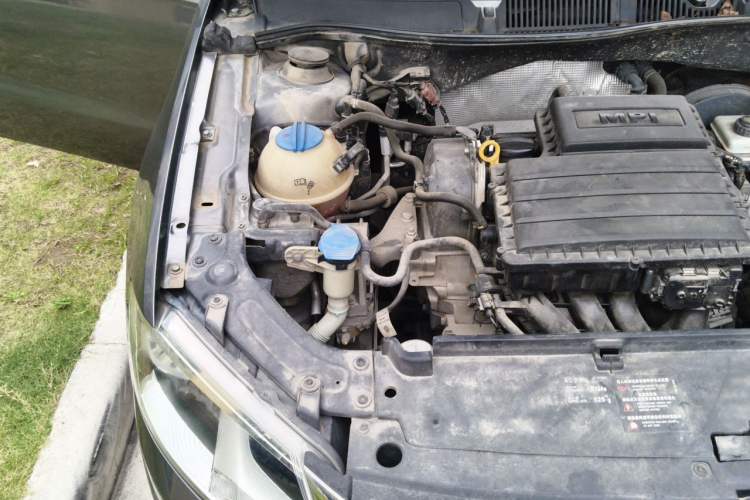 Used Volkswagen Lavida 2013 1.6L Manual Comfort Edition Engine Bay Right