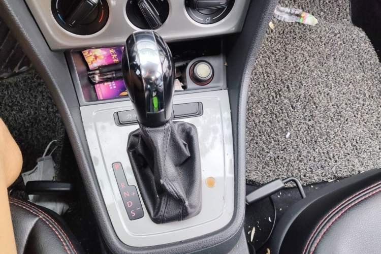 Used Volkswagen Lavida 2013 Revised Classic 1.6L Automatic Fashion Edition Gear Lever